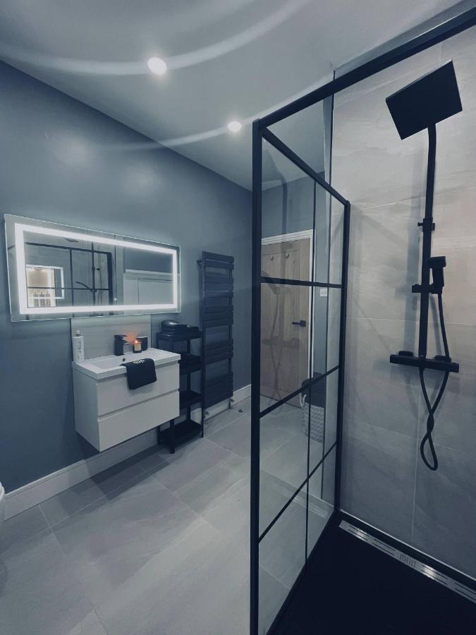 Immaculate Modern With Parking - Sleeps 8 - Liverpool