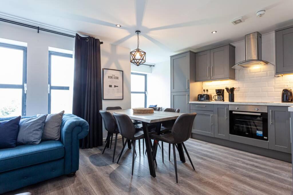 2br Gorgeous Near Cc Liverpool