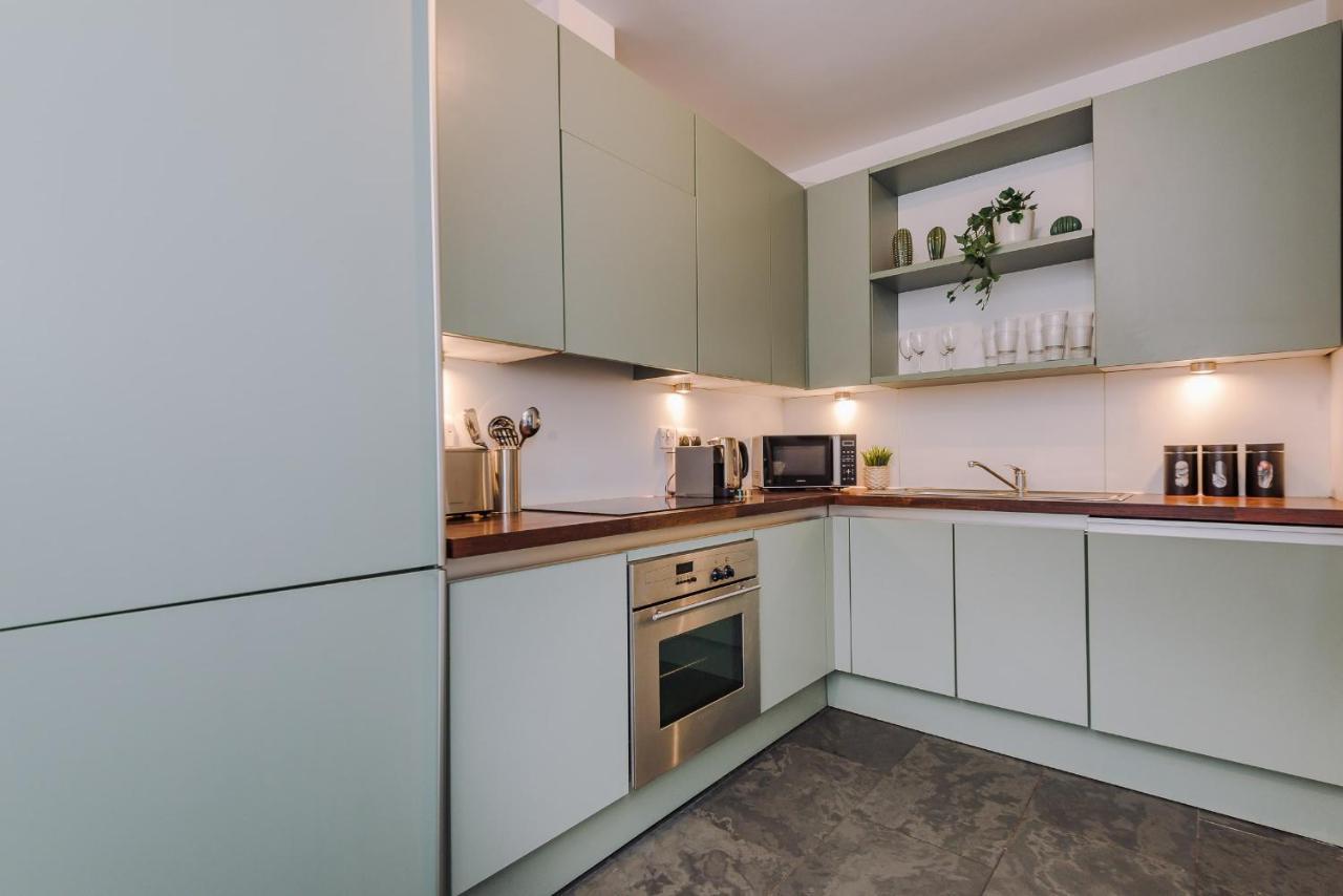 Beautiful 2 Bed Apartment - Super Central - Recently Renovated - Sleeps 8 Holiday home