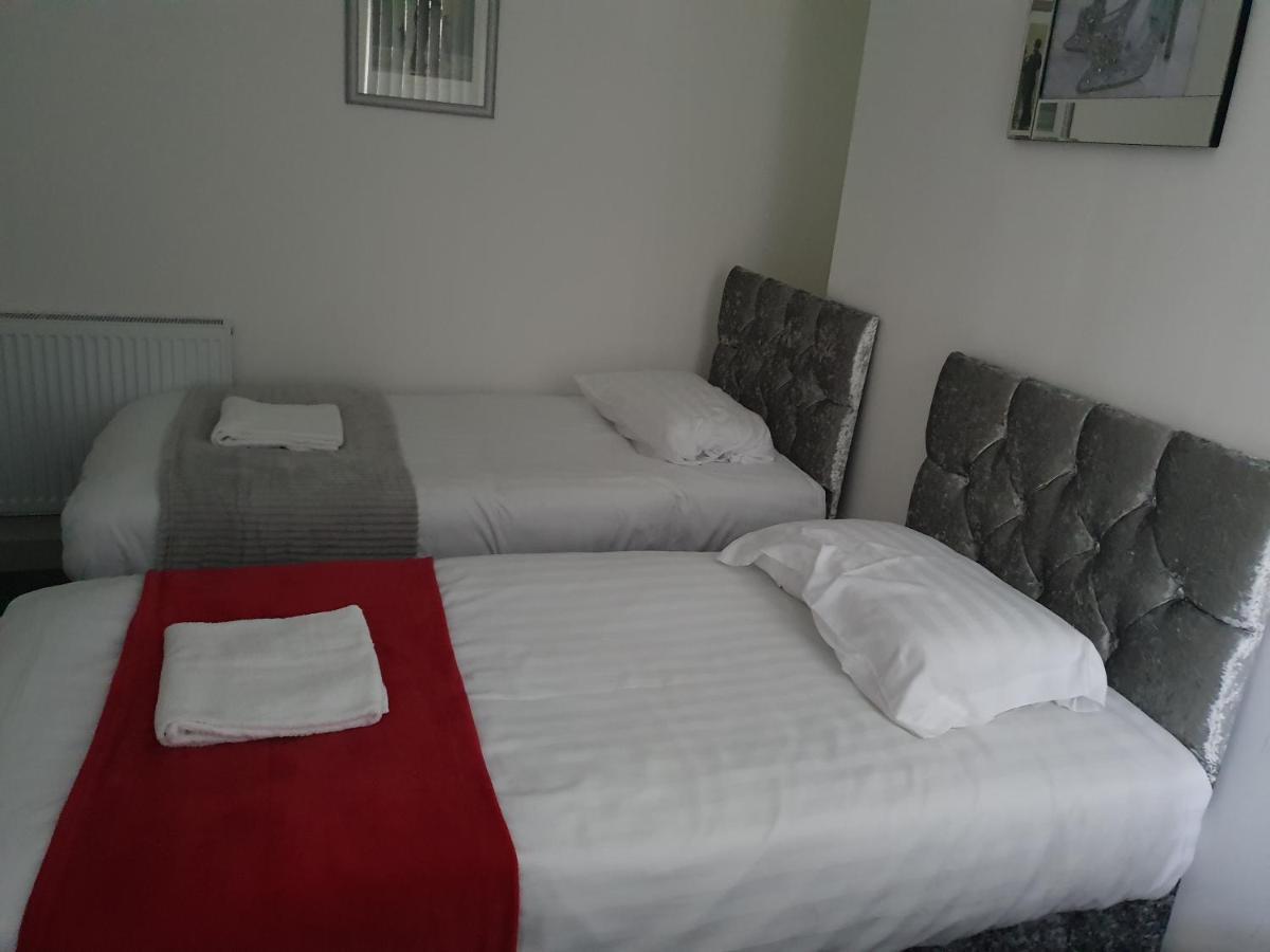 Motel Centre 5 Double Bedroom Detached