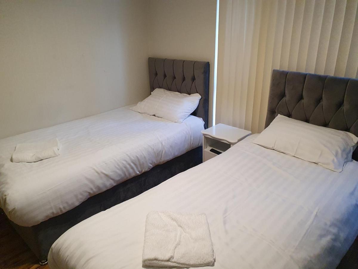 Centre 5 Double Bedroom Detached