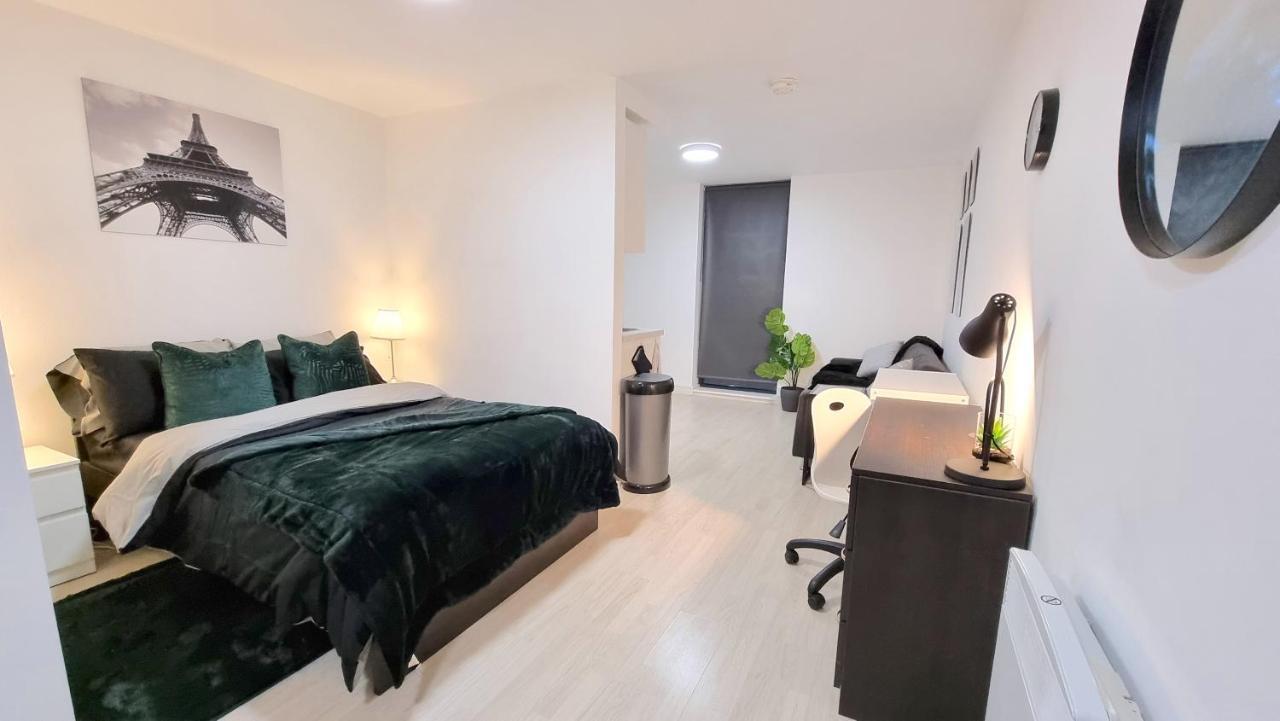 Spacious City Studio / Wifi / Parking Apartment