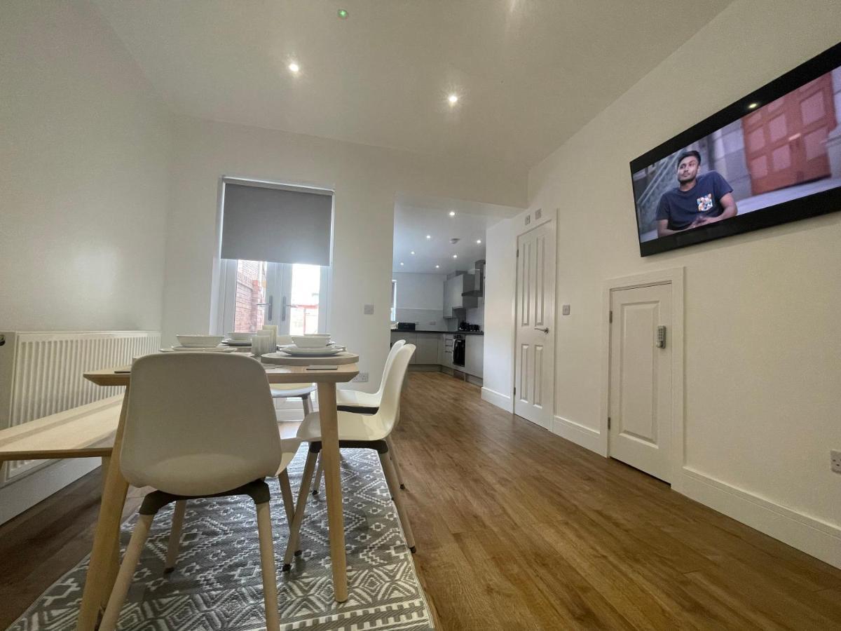 5 Bedroom House With Free Parking *