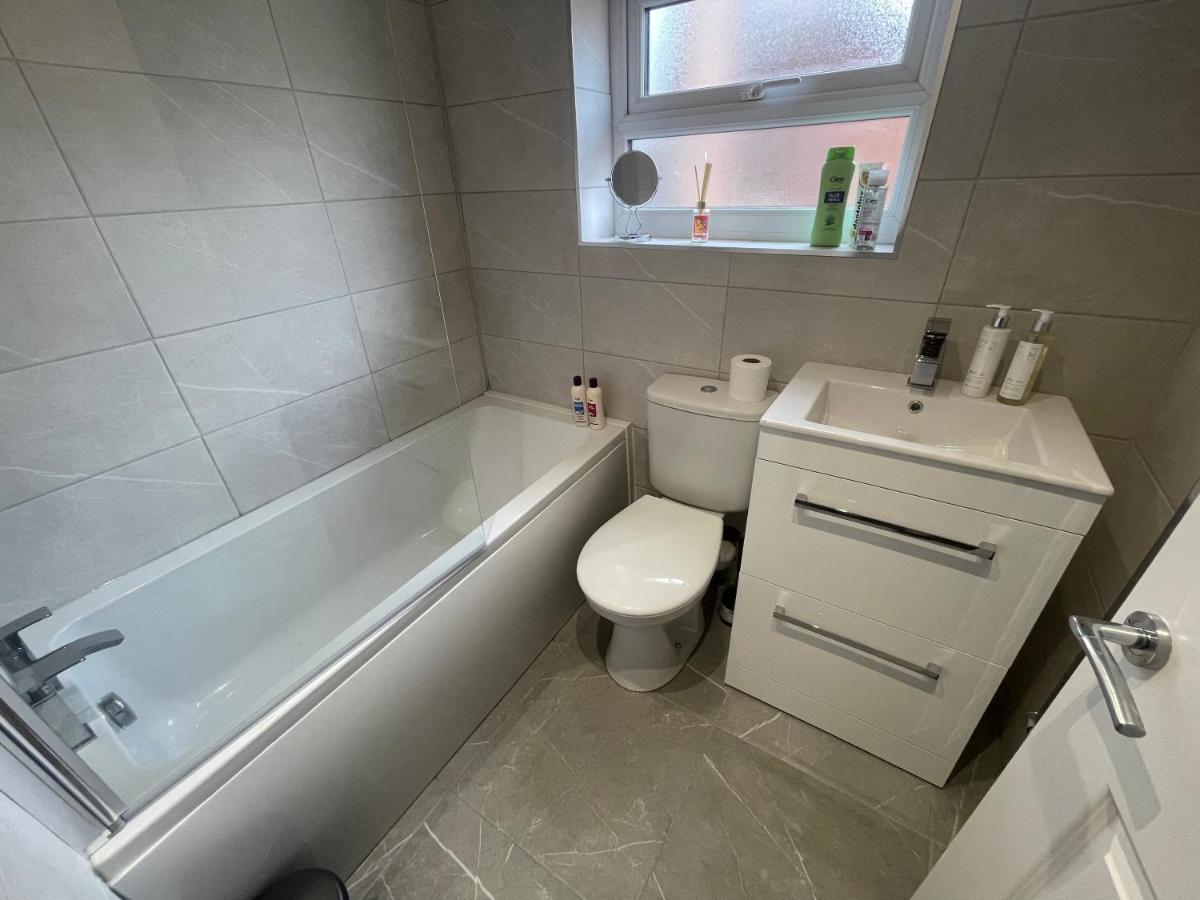 5 Bedroom House With Free Parking
