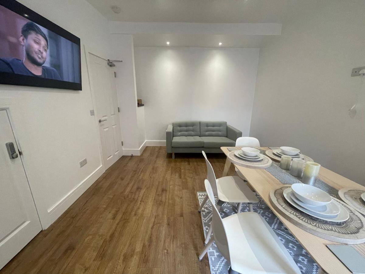 Holiday home 5 Bedroom House With Free Parking