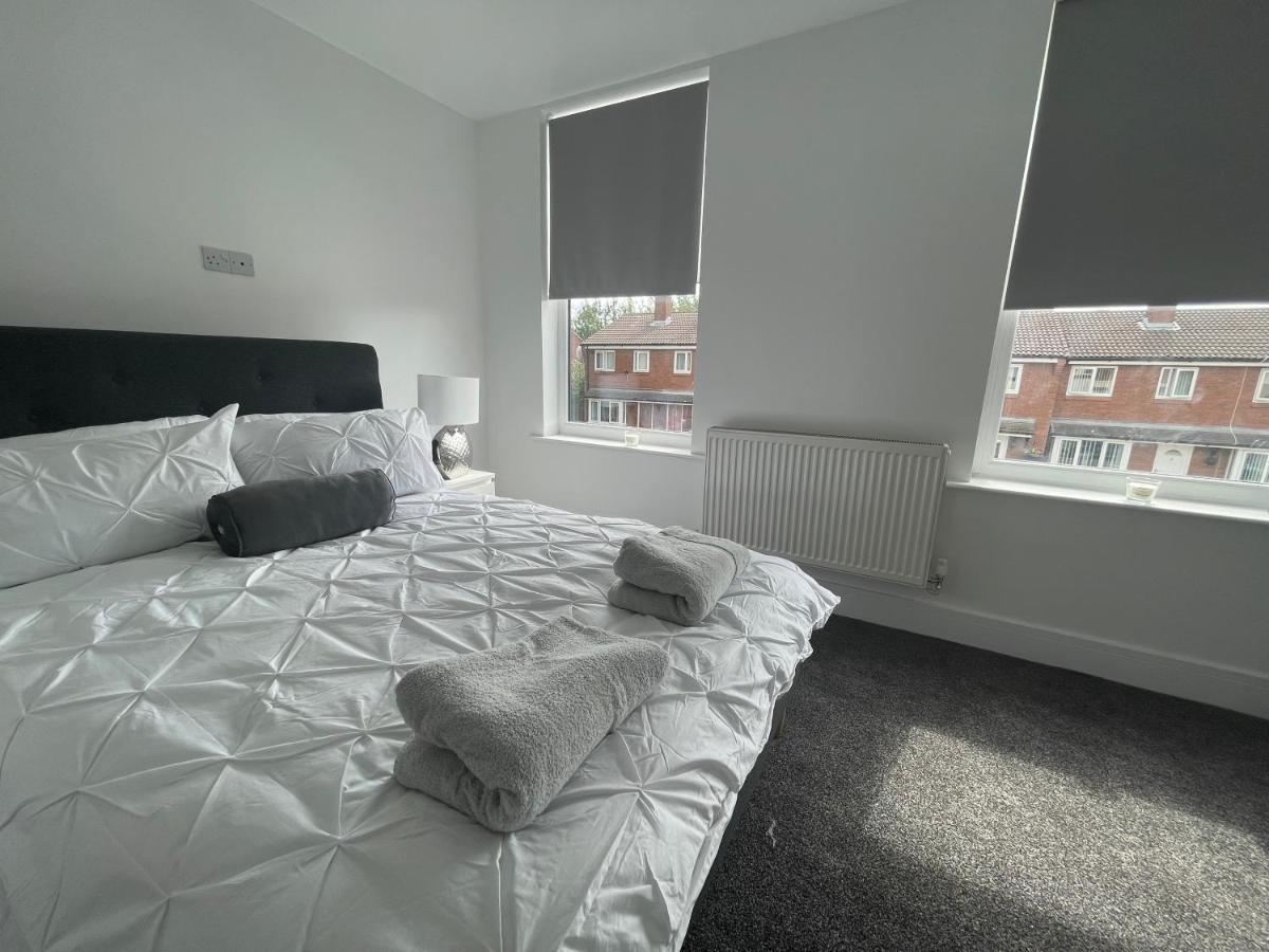 5 Bedroom House With Free Parking Holiday home *