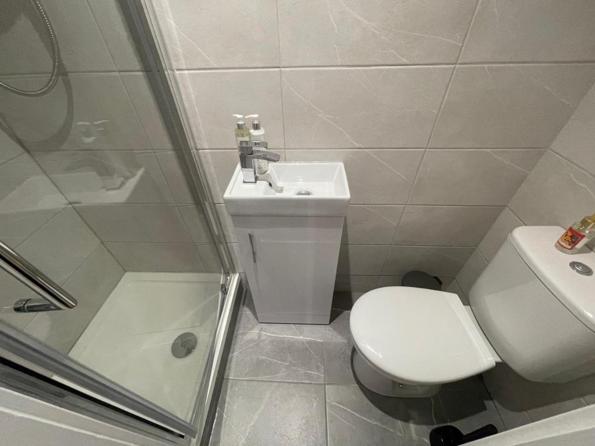 5 Bedroom House With Free Parking *