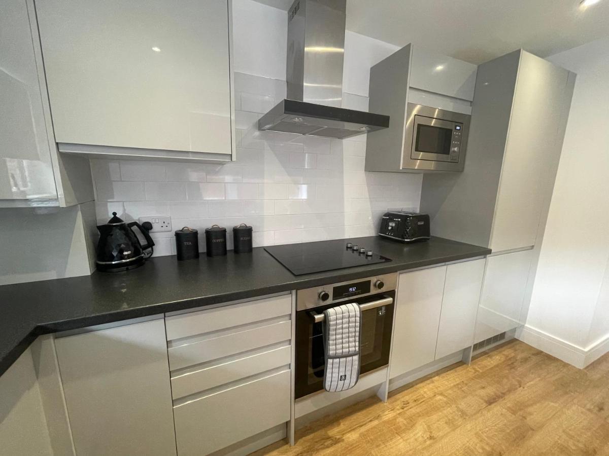 Holiday home 5 Bedroom House With Free Parking