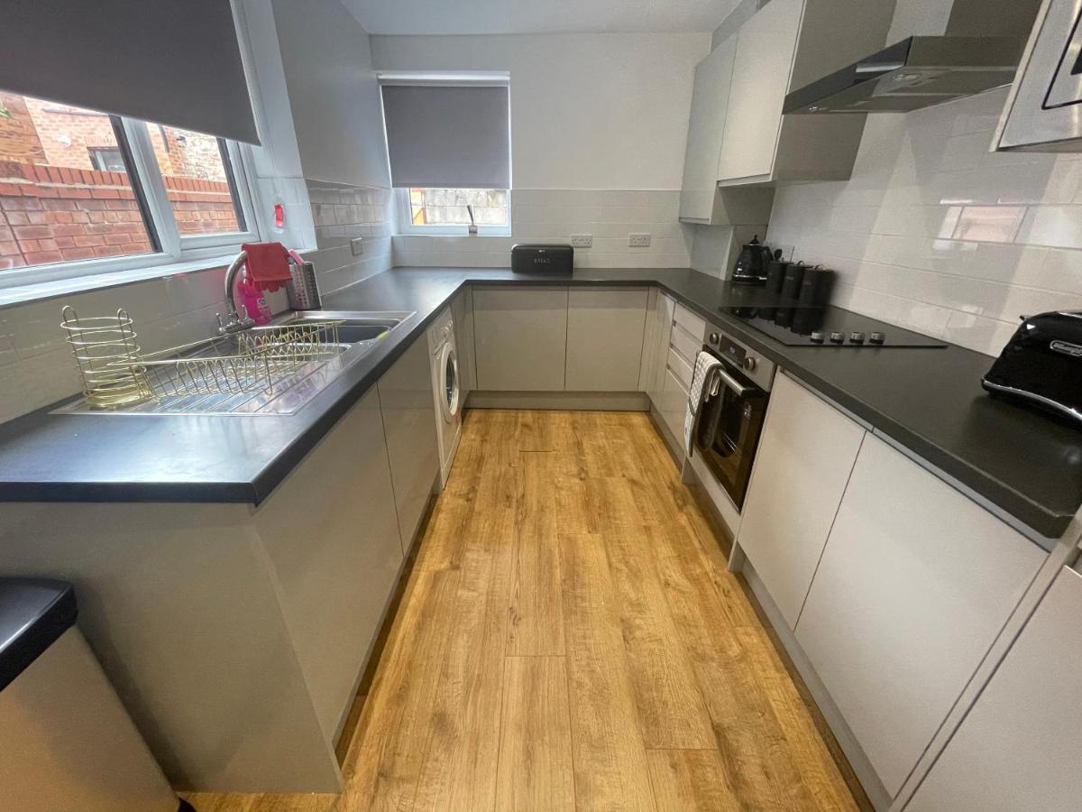 5 Bedroom House With Free Parking Holiday home