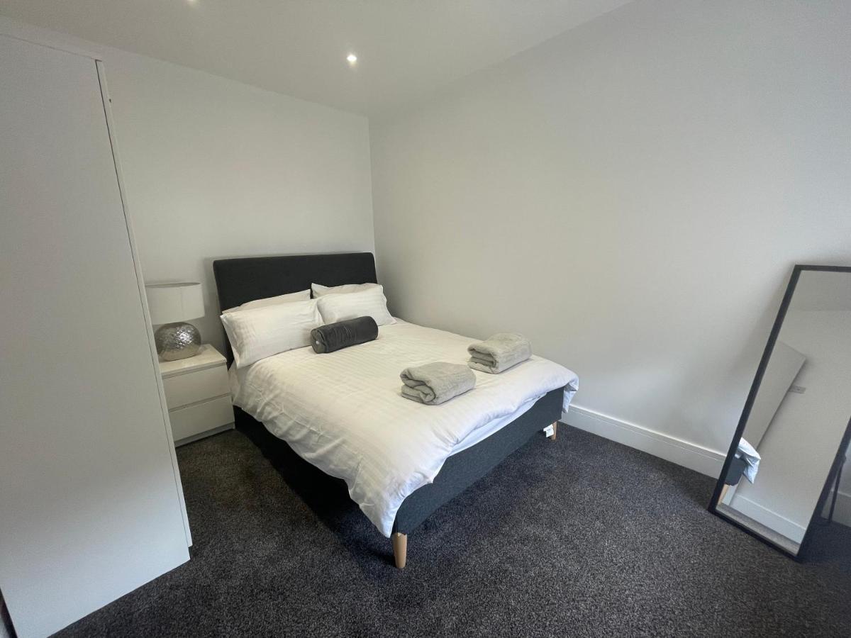 5 Bedroom House With Free Parking *