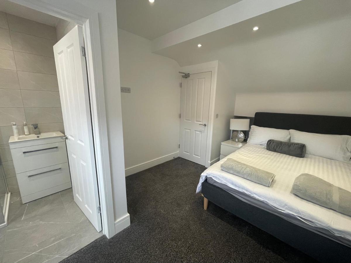 5 Bedroom House With Free Parking Holiday home *