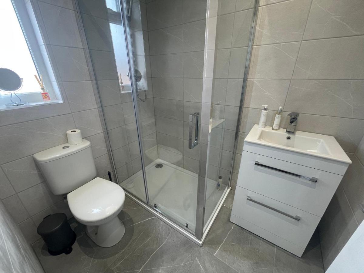 5 Bedroom House With Free Parking *