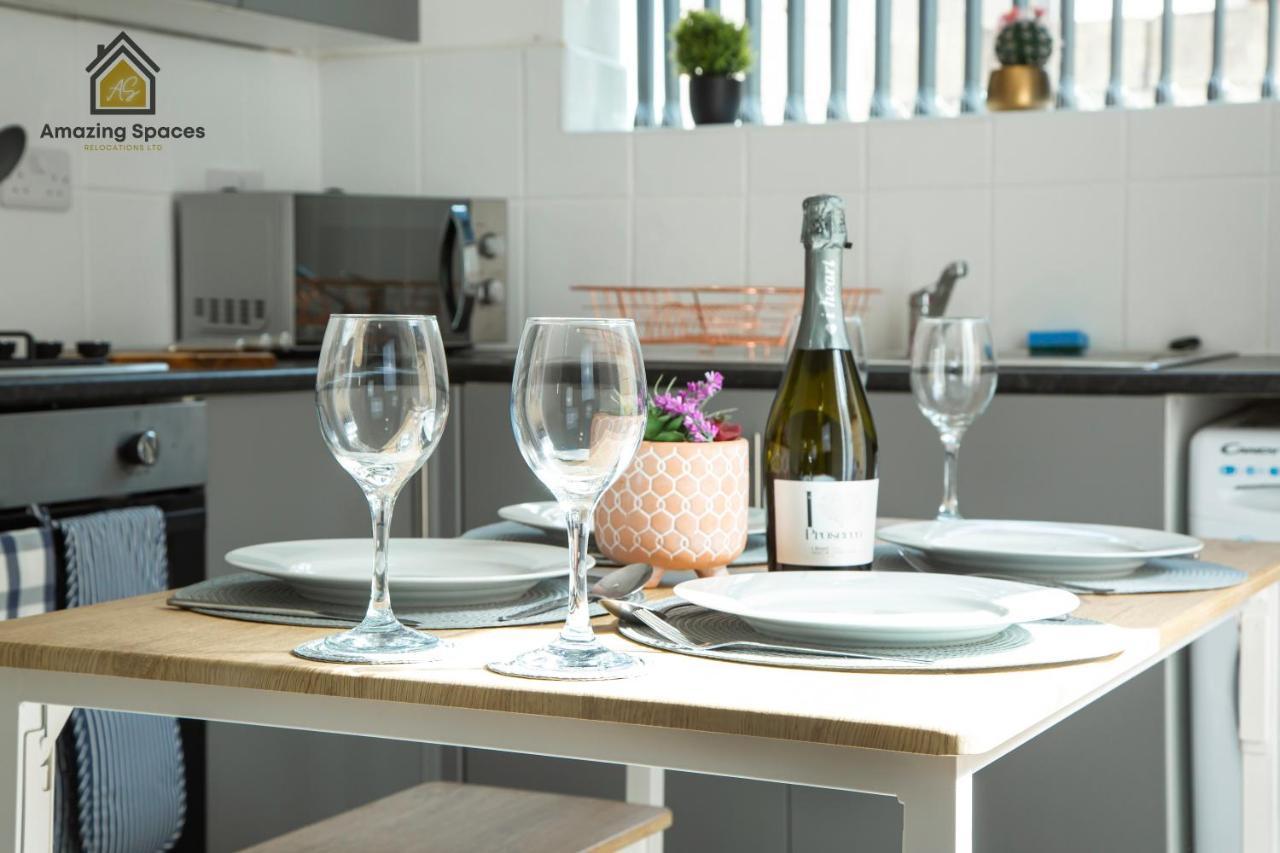 Apartment Spacious 3 Bed Centre House For Large Groups And Contractors With Free Wifi By Amazing Spaces Relocations Ltd