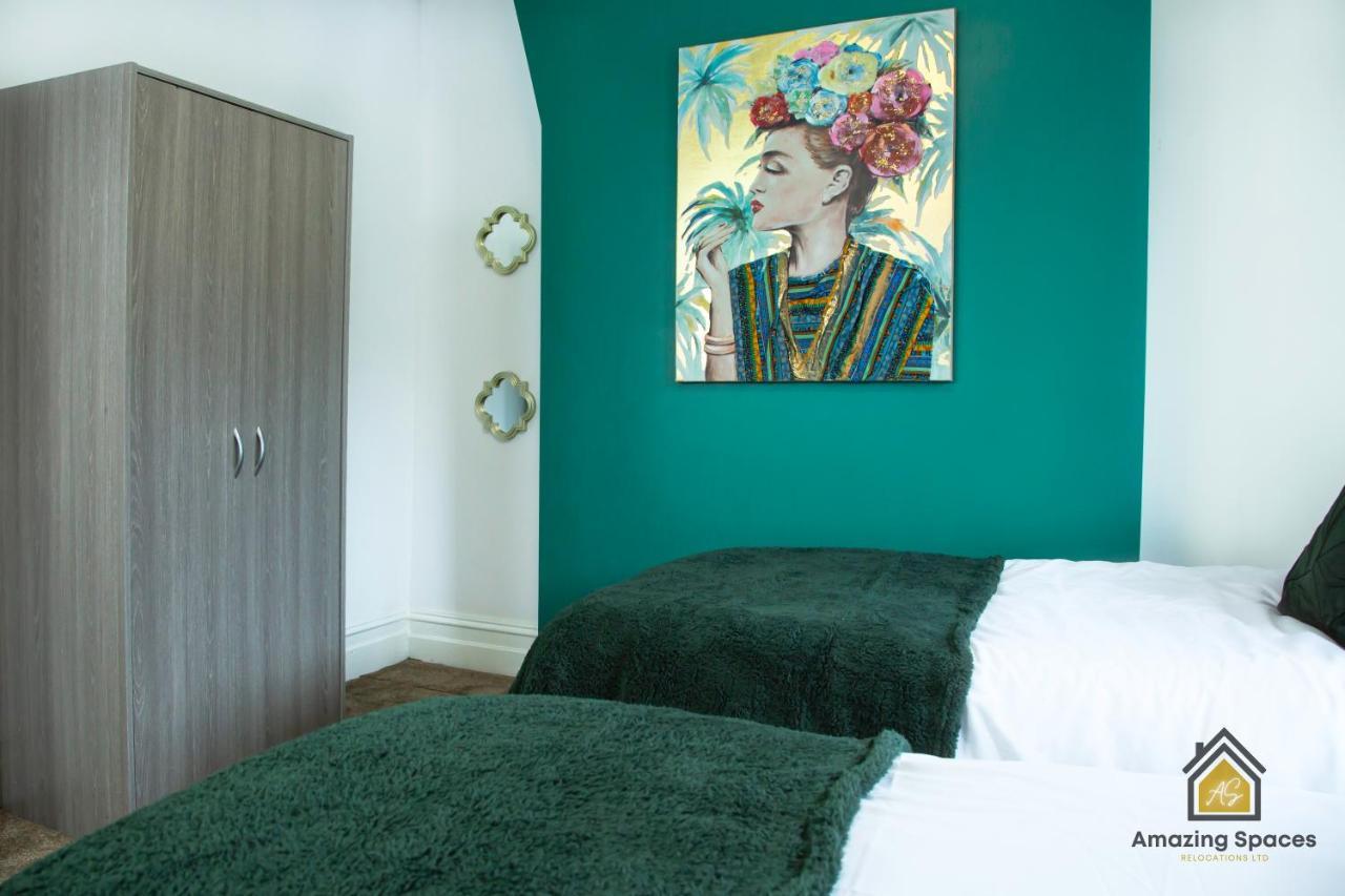 Apartment Spacious 3 Bed Centre House For Large Groups And Contractors With Free Wifi By Amazing Spaces Relocations Ltd