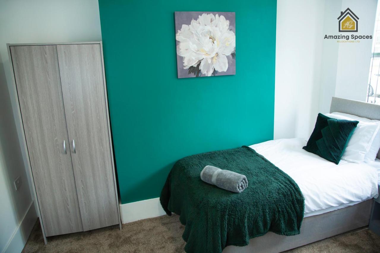 Spacious 3 Bed Centre House For Large Groups And Contractors With Free Wifi By Amazing Spaces Relocations Ltd Apartment