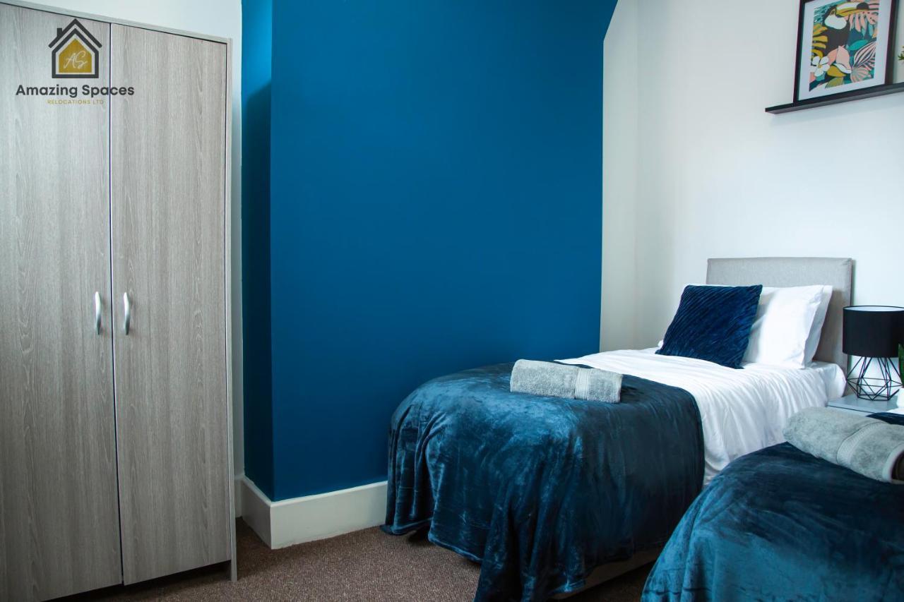 Spacious 3 Bed Centre House For Large Groups And Contractors With Free Wifi By Amazing Spaces Relocations Ltd *