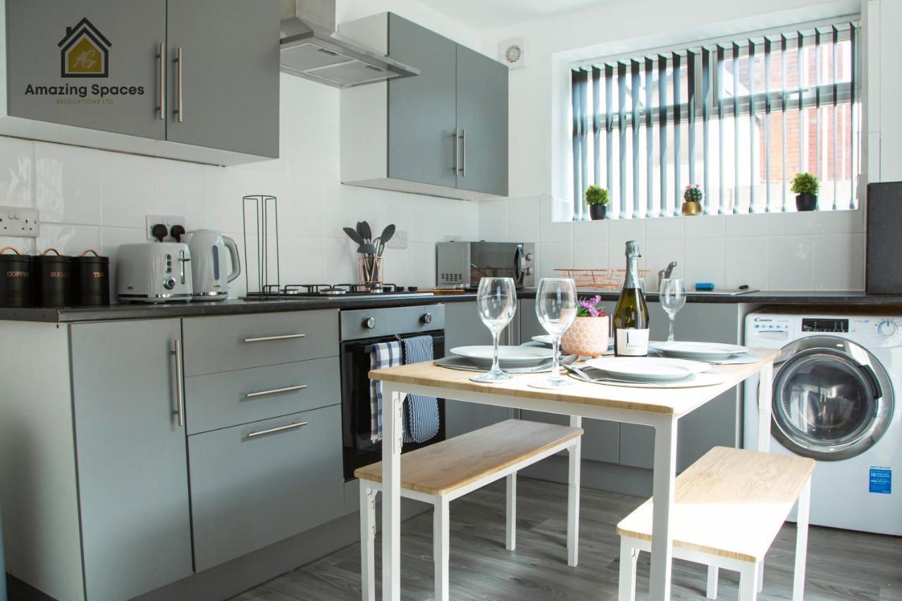 Spacious 3 Bed Centre House For Large Groups And Contractors With Free Wifi By Amazing Spaces Relocations Ltd *