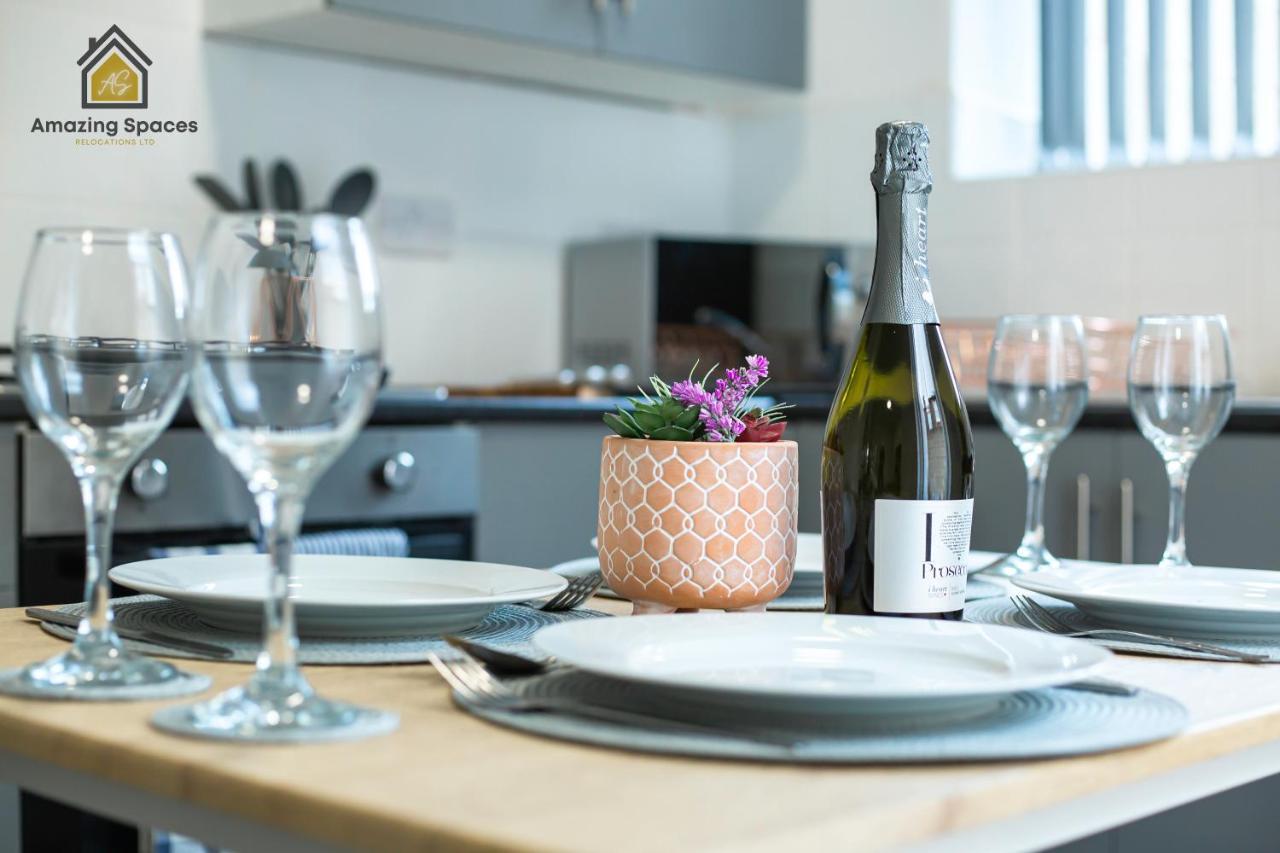 Spacious 3 Bed Centre House For Large Groups And Contractors With Free Wifi By Amazing Spaces Relocations Ltd *