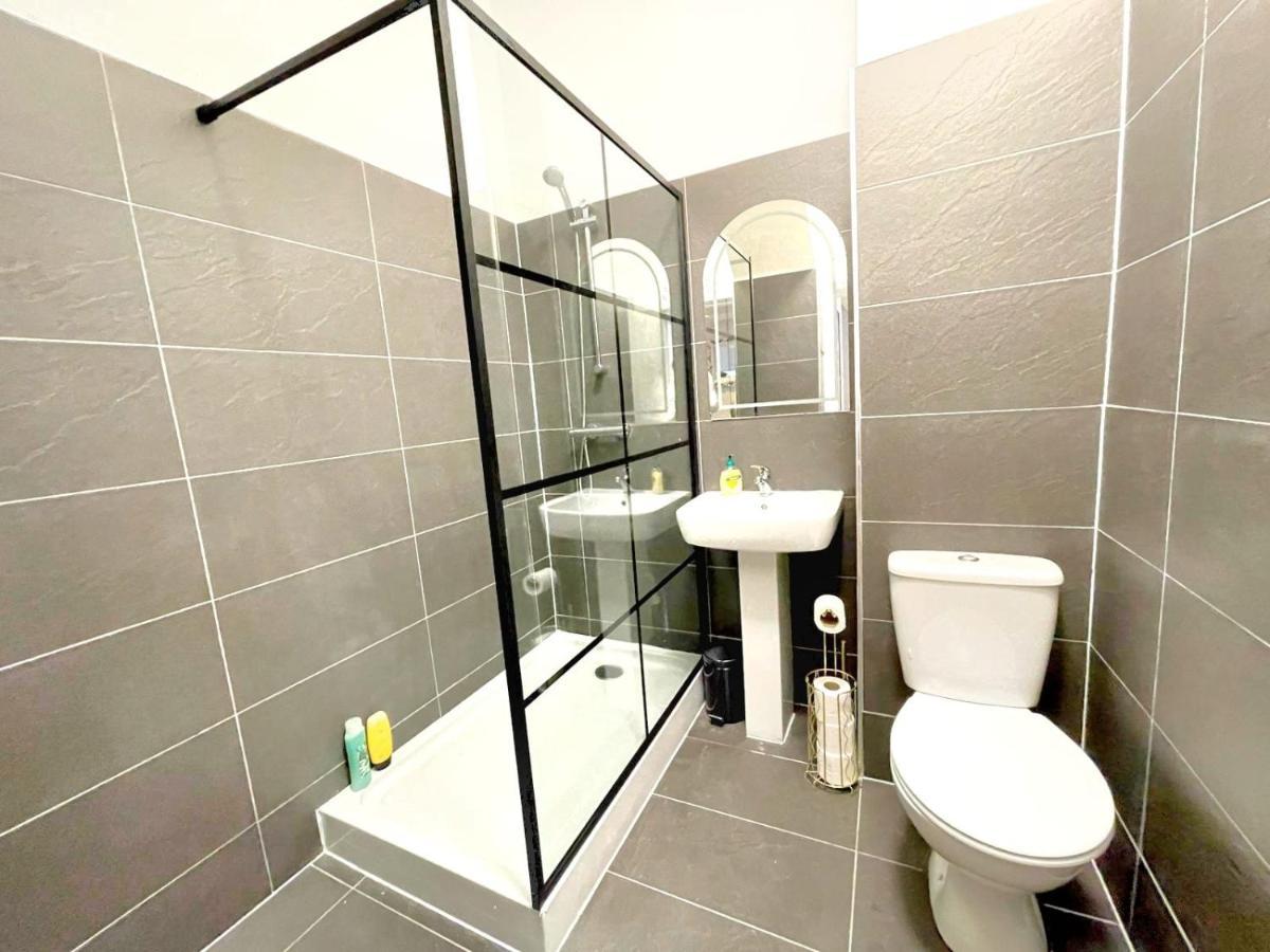 Holiday home *new* Grant 7 Bed House Steps Away From Stadium Liverpool