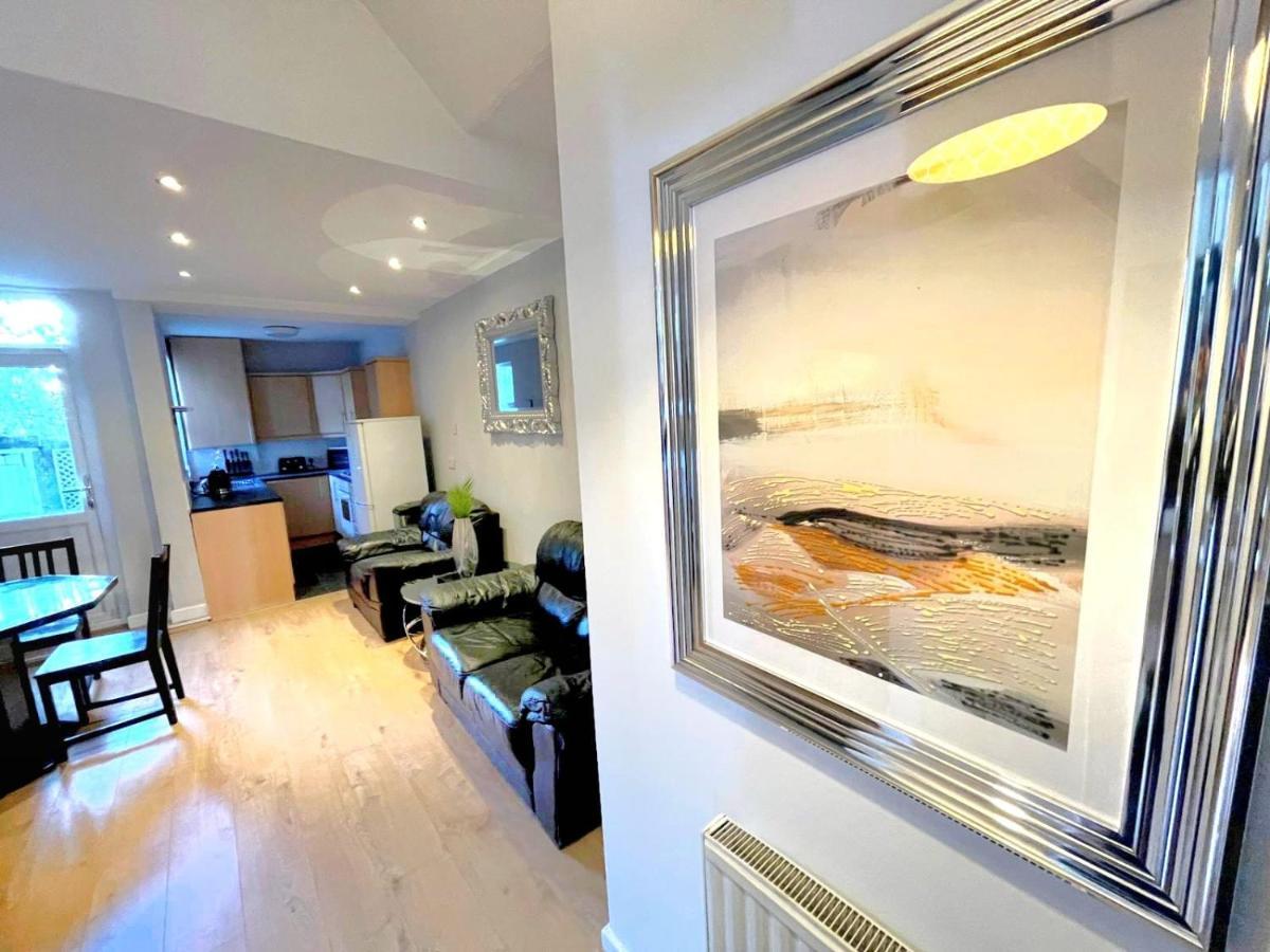 Holiday home *new* Grant 7 Bed House Steps Away From Stadium *