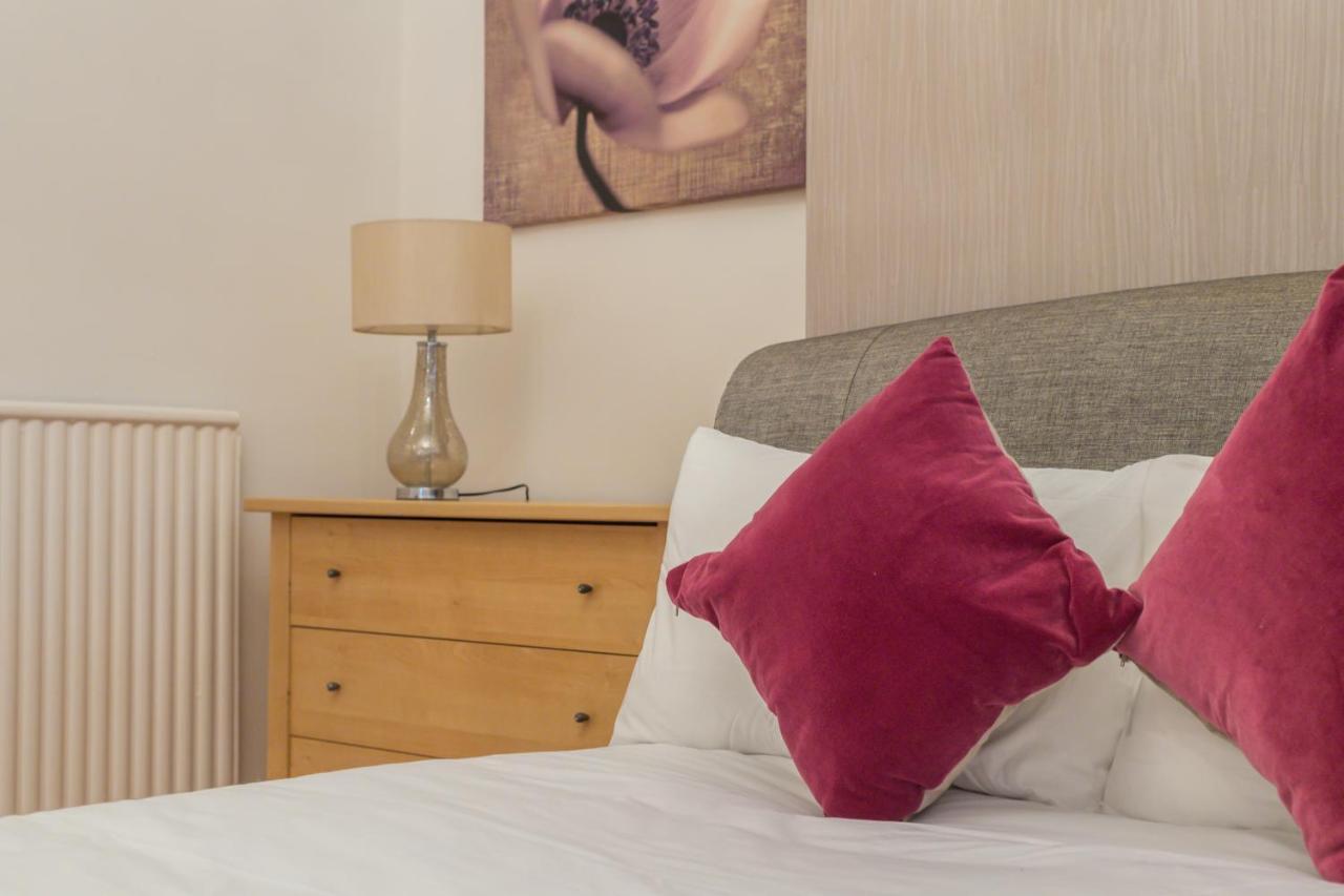 Chestnut Heritage,- Large & Cheerful 5 Bedroom House With Free Parking *
