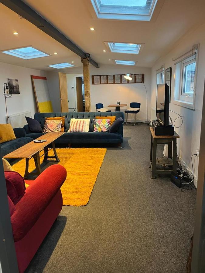 Super Size Static Duplex Barge 3 Double Bedrooms 3 Triple Bedrooms With Modern En-suites Liverpool