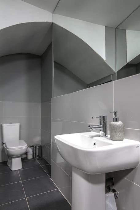 The V.i.p - Sleeps 24! For Large Groups Liverpool