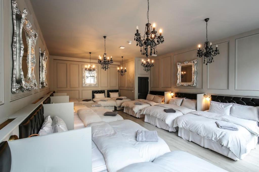 The V.i.p - Sleeps 24! For Large Groups Apartment *