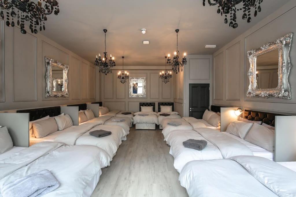 Apartment The V.i.p - Sleeps 24! For Large Groups