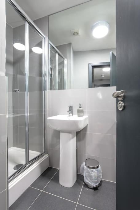 Apartment The V.i.p - Sleeps 24! For Large Groups Liverpool