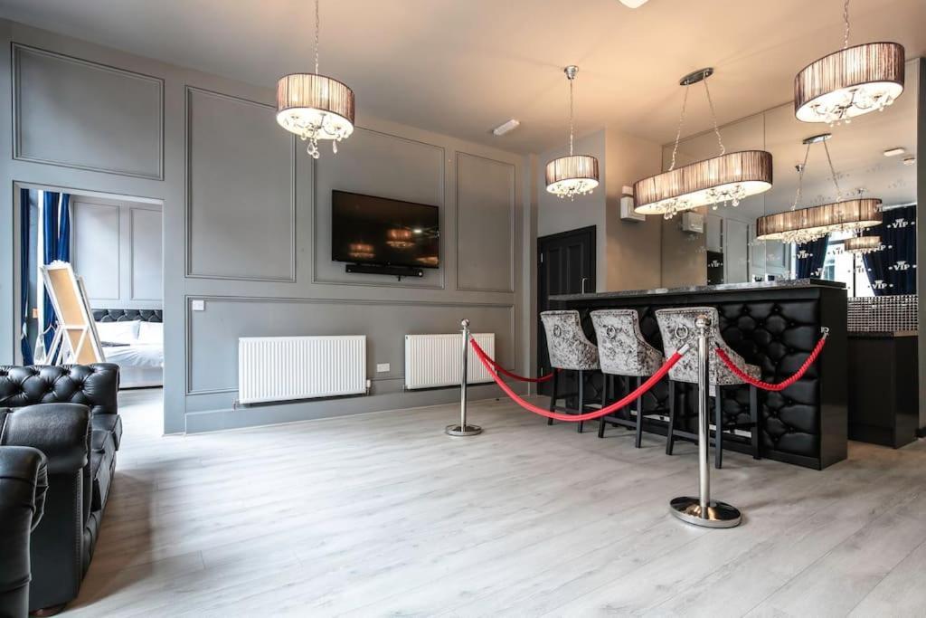 Apartment The V.i.p - Sleeps 24! For Large Groups *