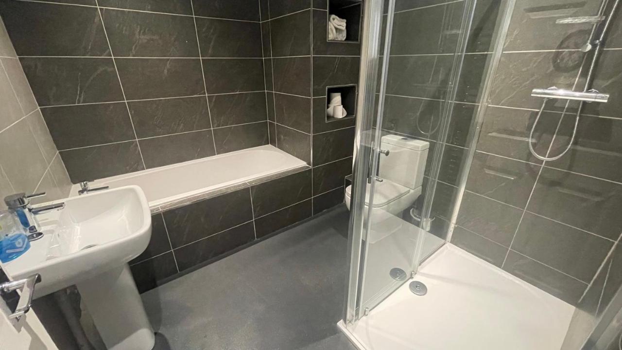 Hosted By Ryan - 2 Bedroom Apartment Liverpool