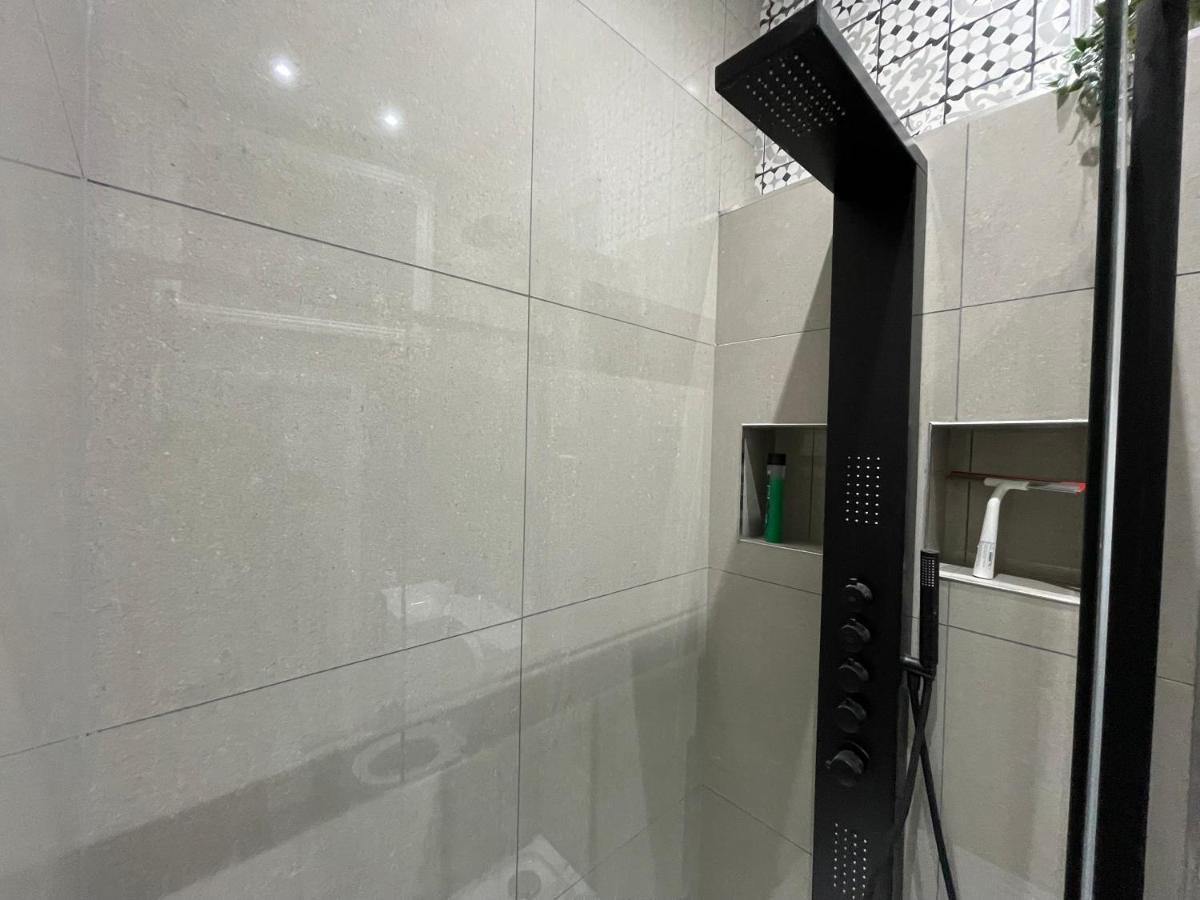 Adeamstays Provides Beautiful Centrally Located 1 And 2 Bed On Liverpools Boulevard Liverpool