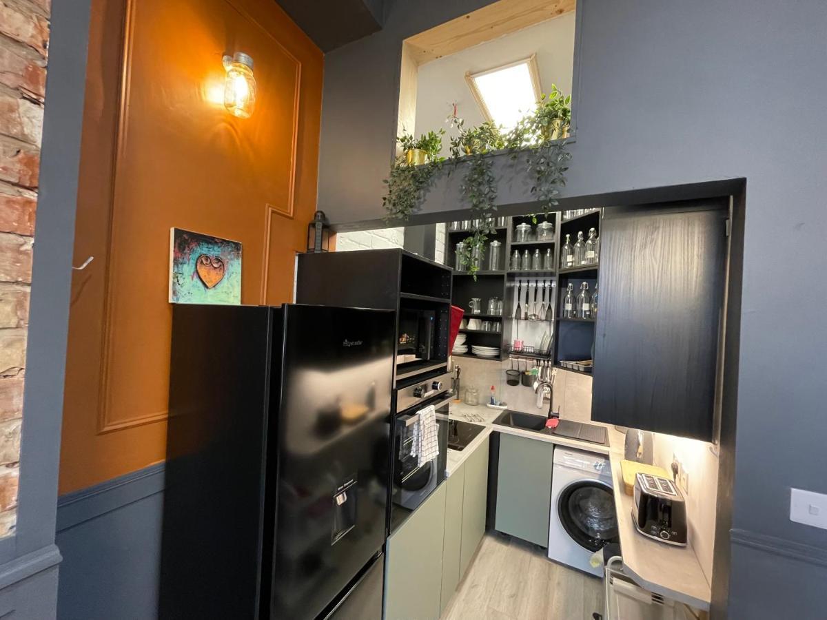 Adeamstays Provides Beautiful Centrally Located 1 And 2 Bed On Liverpools Boulevard Apartment