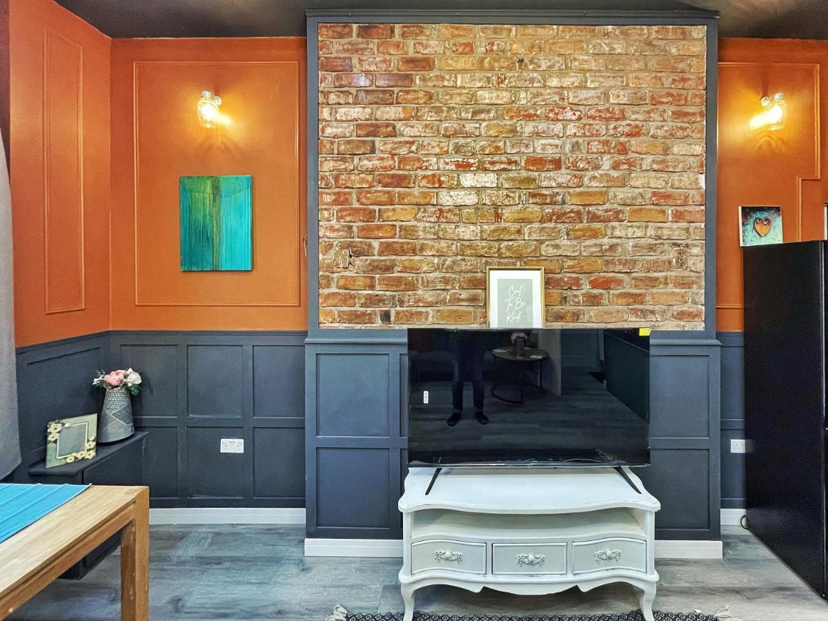 Adeamstays Provides Beautiful Centrally Located 1 And 2 Bed On Liverpools Boulevard Apartment Liverpool