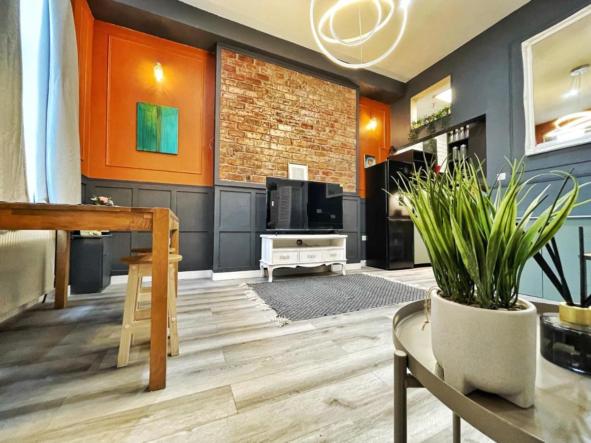 Adeamstays Provides Beautiful Centrally Located 1 And 2 Bed On Liverpools Boulevard