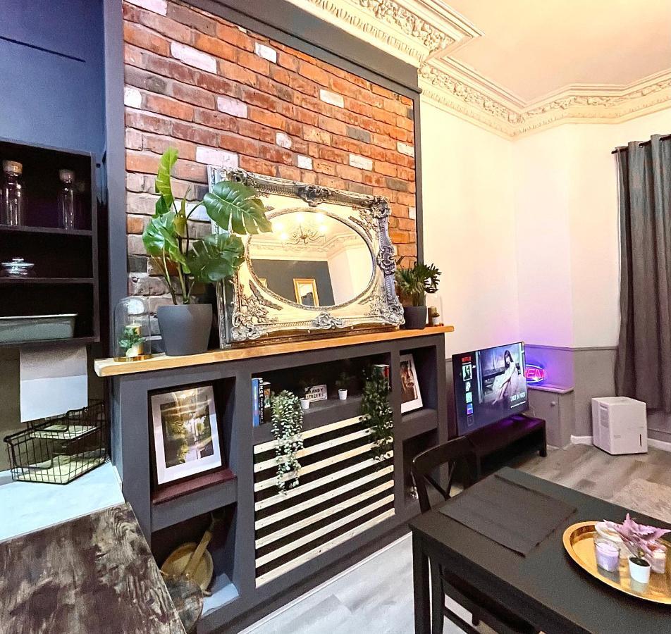Adeamstays Provides Beautiful Centrally Located 1 And 2 Bed On Liverpools Boulevard Apartment Liverpool