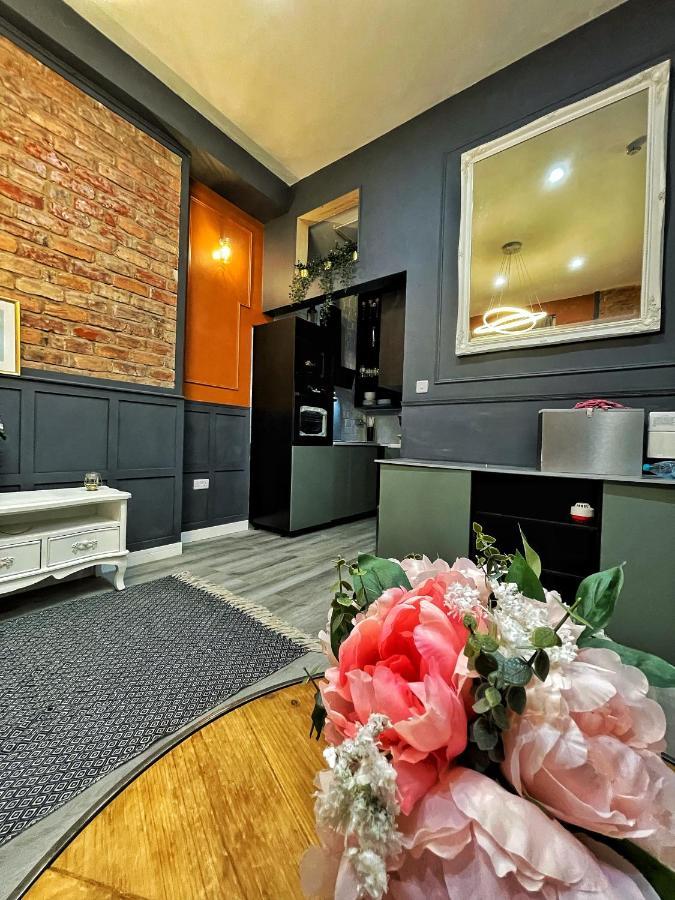 Adeamstays Provides Beautiful Centrally Located 1 And 2 Bed On Liverpools Boulevard Apartment *