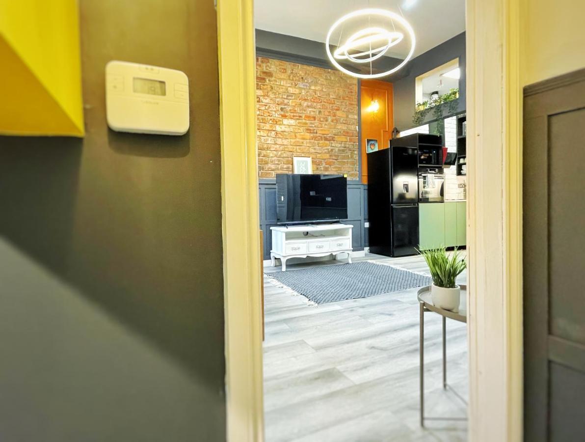 Adeamstays Provides Beautiful Centrally Located 1 And 2 Bed On Liverpools Boulevard Liverpool