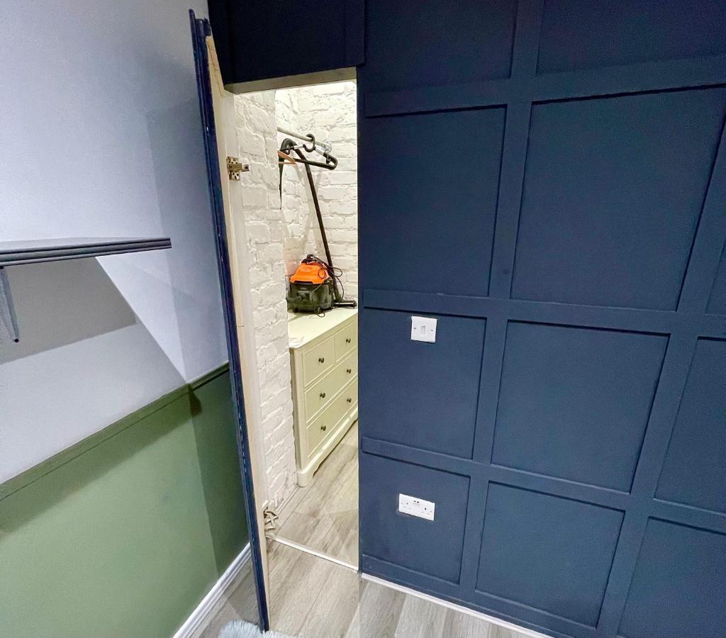Adeamstays Provides Beautiful Centrally Located 1 And 2 Bed On Liverpools Boulevard Liverpool