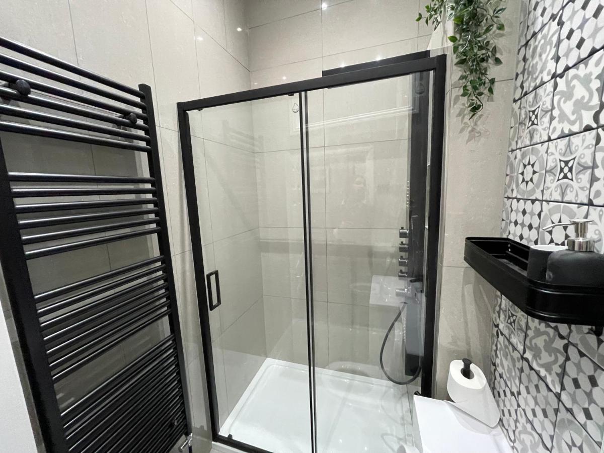 Adeamstays Provides Beautiful Centrally Located 1 And 2 Bed On Liverpools Boulevard Liverpool
