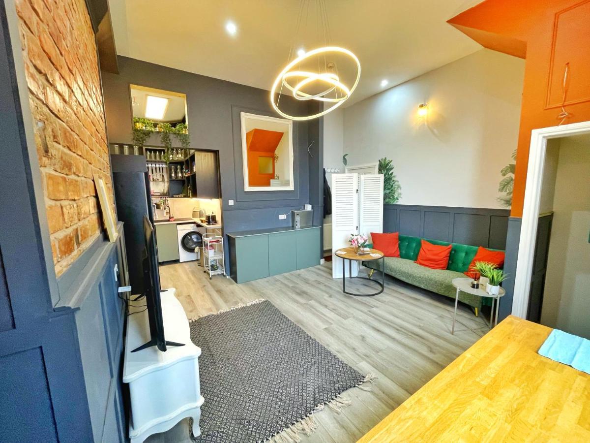 Adeamstays Provides Beautiful Centrally Located 1 And 2 Bed On Liverpools Boulevard