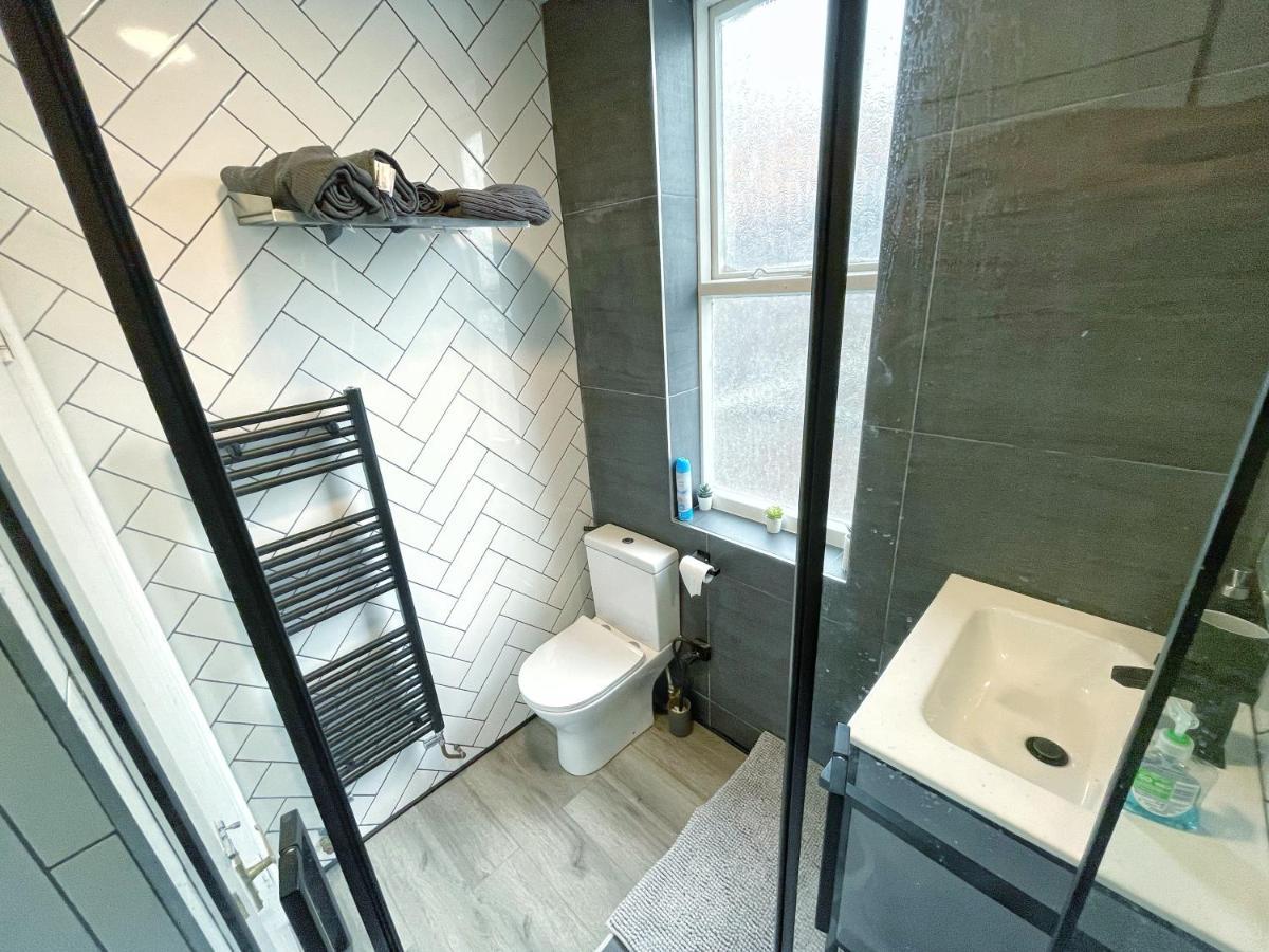 Apartment Adeamstays Provides Beautiful Centrally Located 1 And 2 Bed On Liverpools Boulevard *