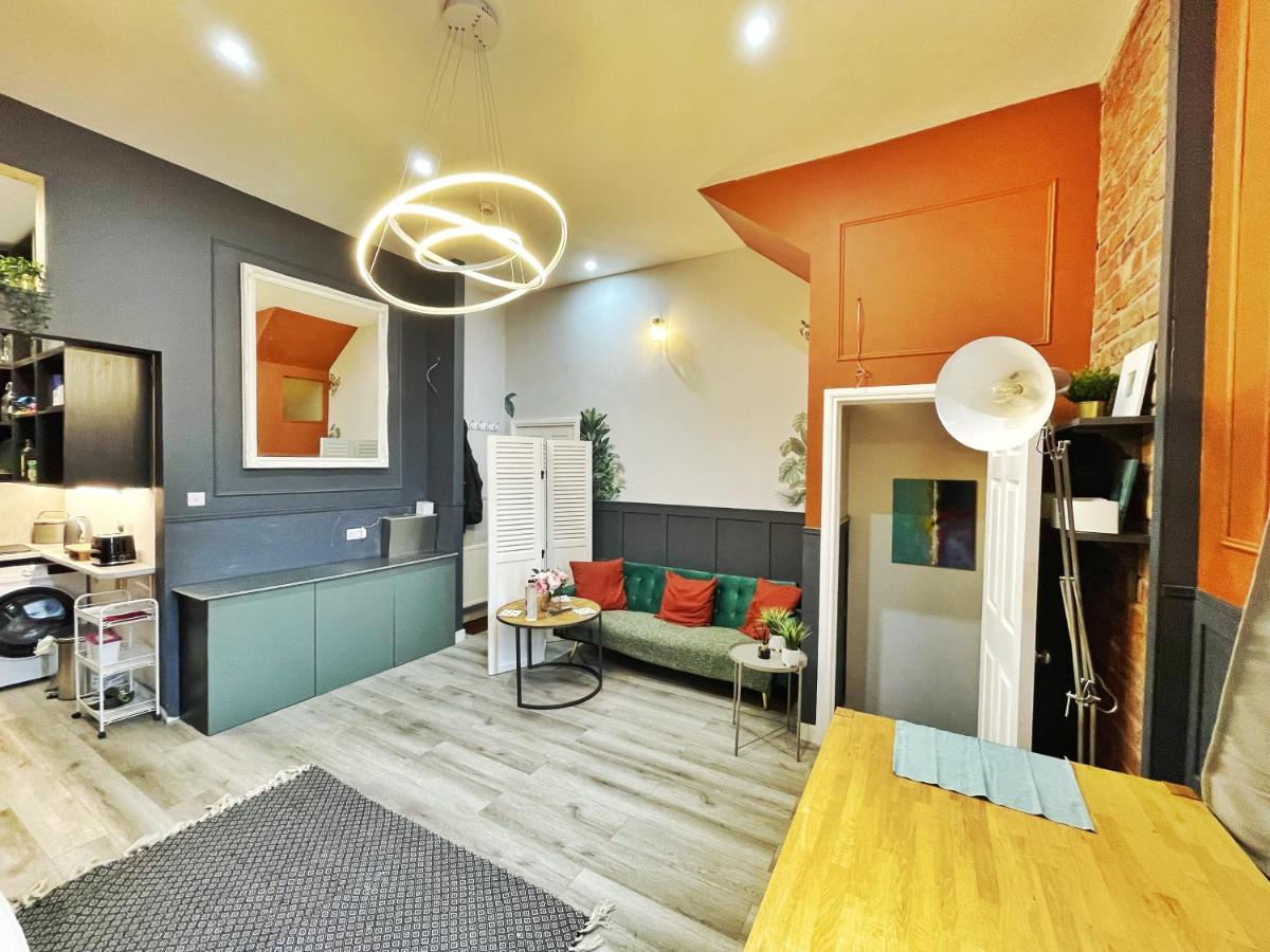Adeamstays Provides Beautiful Centrally Located 1 And 2 Bed On Liverpools Boulevard *