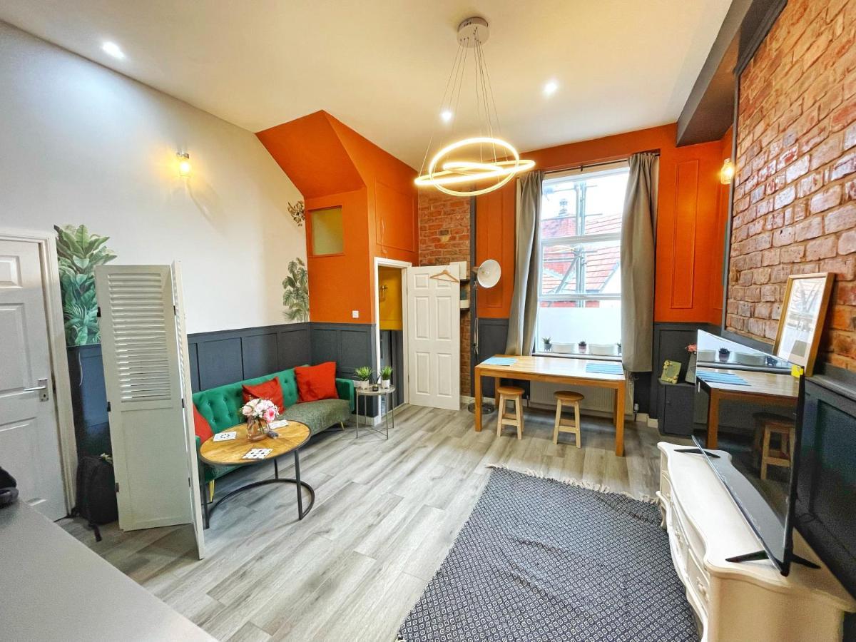 Adeamstays Provides Beautiful Centrally Located 1 And 2 Bed On Liverpools Boulevard