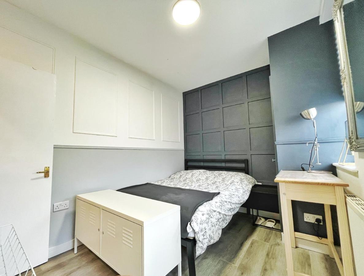 Adeamstays Provides Beautiful Centrally Located 1 And 2 Bed On Liverpools Boulevard Apartment