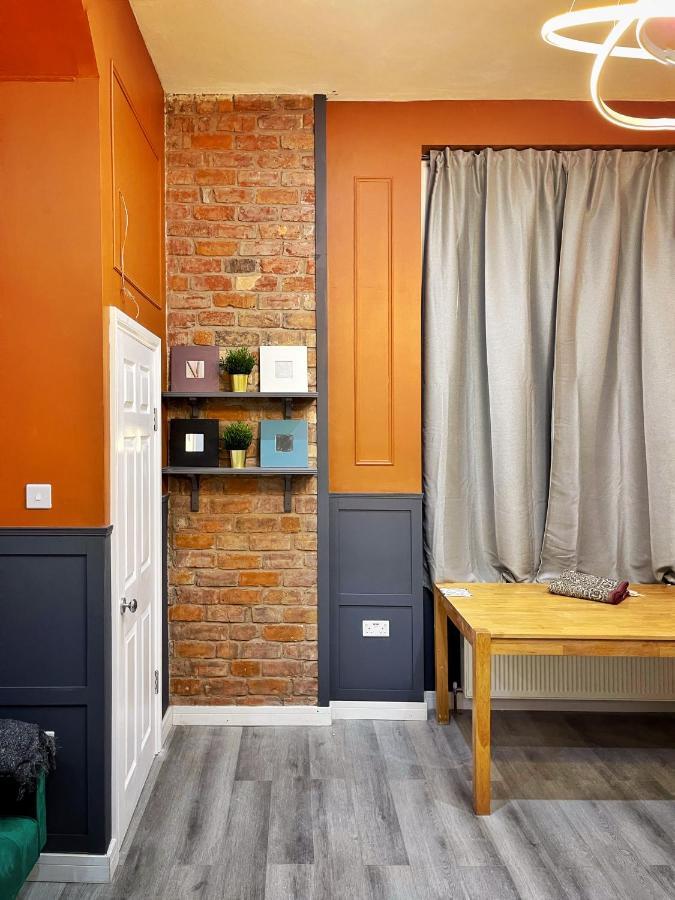 Adeamstays Provides Beautiful Centrally Located 1 And 2 Bed On Liverpools Boulevard Apartment