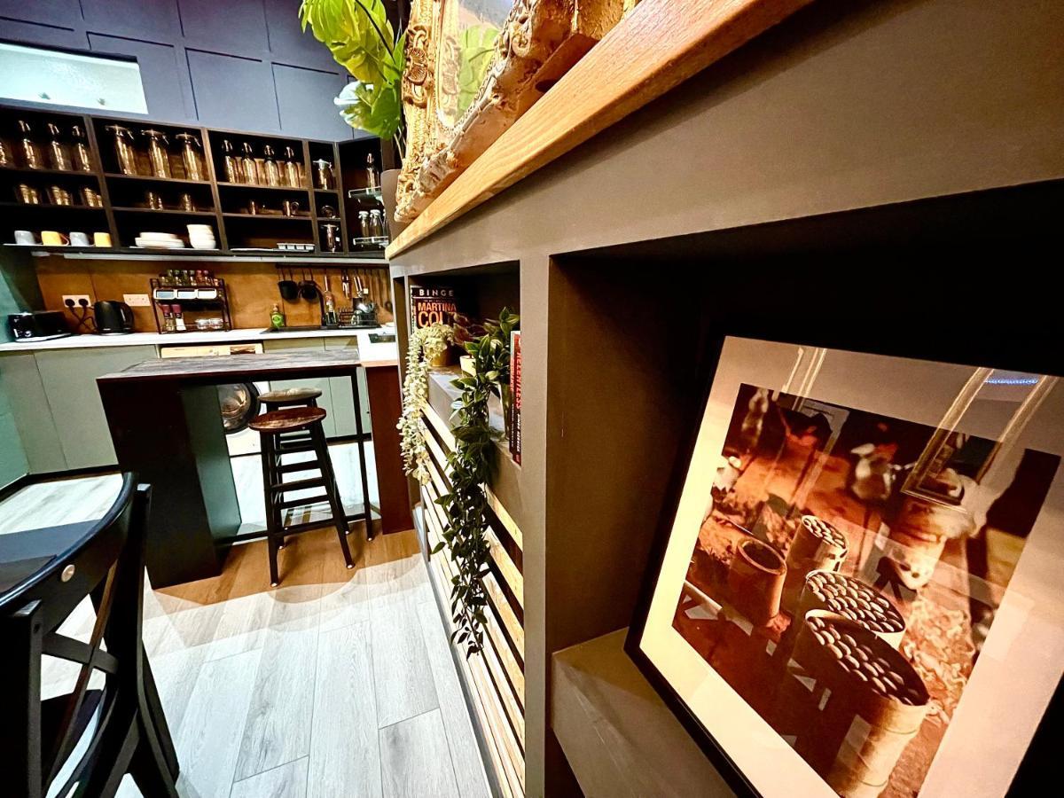 Apartment Adeamstays Provides Beautiful Centrally Located 1 And 2 Bed On Liverpools Boulevard *