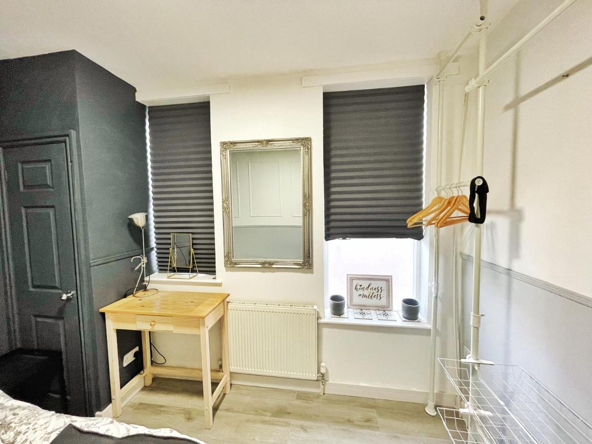 Adeamstays Provides Beautiful Centrally Located 1 And 2 Bed On Liverpools Boulevard Apartment *