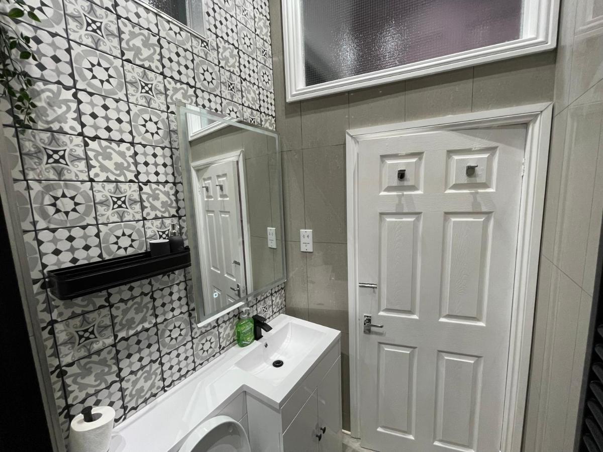 Adeamstays Provides Beautiful Centrally Located 1 And 2 Bed On Liverpools Boulevard *